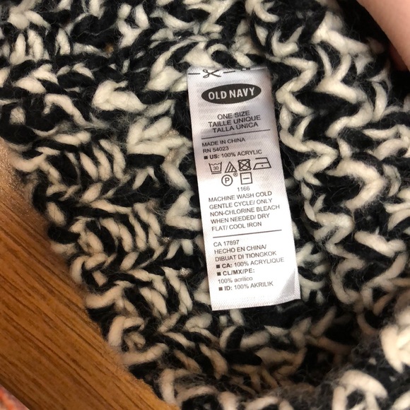 ❄️ Old Navy black and white beanie ❄️ - Picture 2 of 2